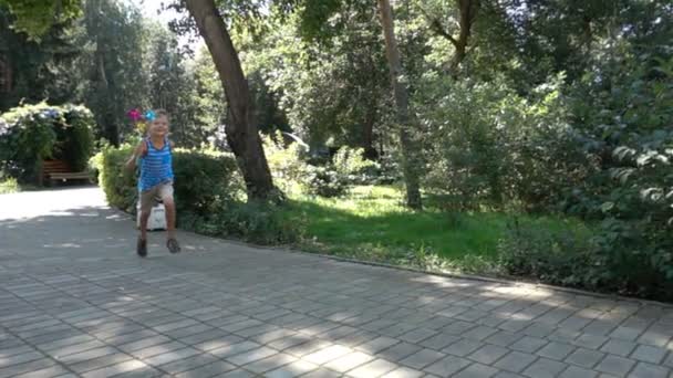 Niño feliz corriendo en el parque en cámara lenta — Vídeos de Stock