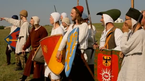 Middeleeuwse warriors op historische reconstructie. — Stockvideo