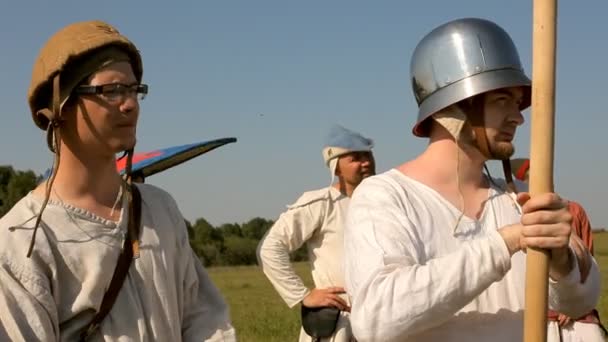 Niet-geïdentificeerde deelnemers in middeleeuwse periode kostuums tijdens het historische Festival re-enactment — Stockvideo