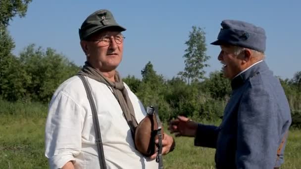 Due cechi prima guerra mondiale parlando all'aperto . — Video Stock