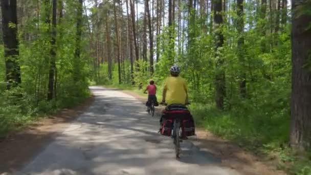 Twee Reizigers Rijden Fiets Jonge Mannen Fietsen Met Fietsrugzakken Rijden — Stockvideo