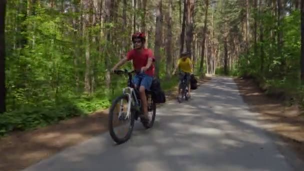 Genç Bisikletle Seyahat Eder Bisikletli Genç Adamlar Bisiklet Sürerler Güzel — Stok video