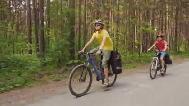 Dois Jovens Andam Bicicleta Longo Uma Estrada Florestal Viagem Bicicleta — Vídeo de Stock