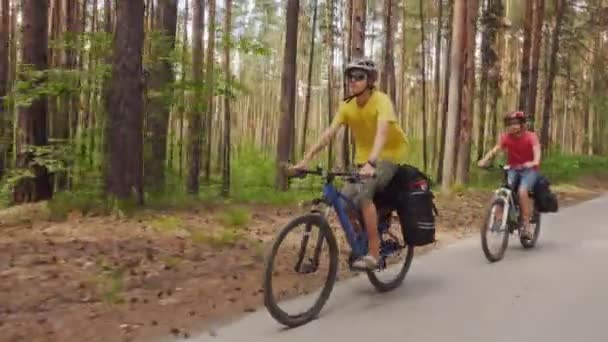 Dwóch Młodych Mężczyzn Plecakami Jeździ Rowerami Wzdłuż Drogi — Wideo stockowe