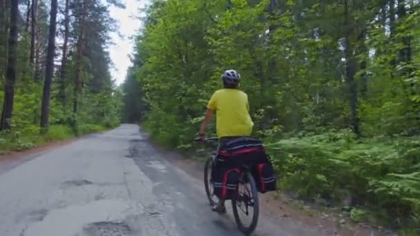 Genç Bisikletle Seyahat Ediyor — Stok video
