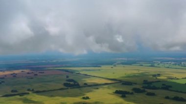 İnsansız hava aracından muhteşem manzaralar. Resimli bulutlar. Sonsuz ufuk.