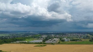 Kamera yukarı hareket ediyor. Yüksek irtifada İskitim şehrinin panoramik görüntüsünü açar. Drone görünümü. Video yüksek irtifada çekilmiş..