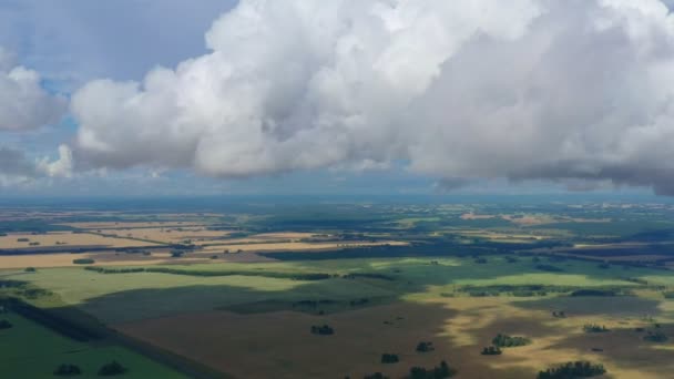 雄伟的田野景观来自无人驾驶飞机 美丽如画的云彩无尽的地平线 — 图库视频影像