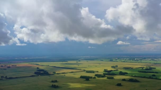 Timelapse Wolken Bewegen Zich Tegen Achtergrond Van Groene Velden Drone — Stockvideo