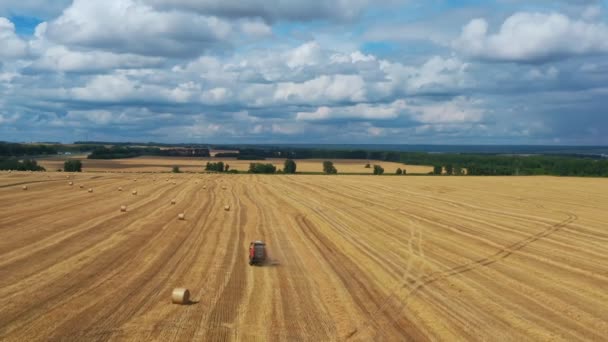 Leť Nad Zlatým Pšeničným Polem Traktor Baličem Sbírá Slámu Žoků — Stock video