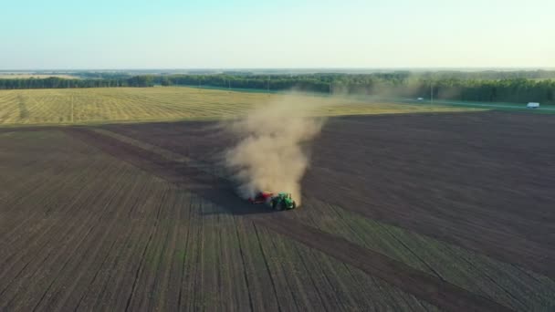 绿色拖拉机耕种地面 播种干地 农民用播种机准备土地 农民田里的土壤正在准备播种农作物 — 图库视频影像