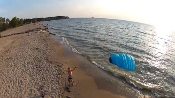 Jongen beoefenen kite surfen — Stockvideo