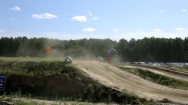  Motocross yarışçılar atlama üzerinde kir bisiklet üzerinde uçmak.