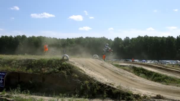 Гонщики мотокросса пролетают над прыжками на велосипеде Dirt — стоковое видео