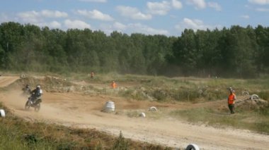 Zorlu toprak üzerinde güçlü motorcyclyes izlemek.