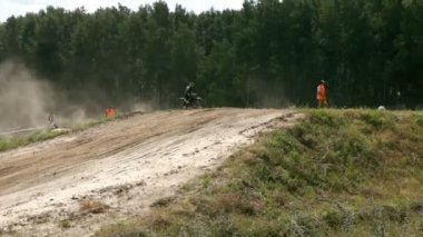 Toprak yolda aşırı motocross yarışçılar.