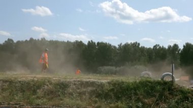 Toprak yolda aşırı motocross yarışçılar.