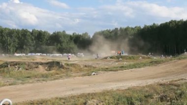 Zorlu toprak üzerinde güçlü motorcyclyes izlemek.