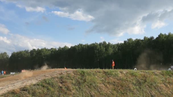 Motocykliści w jasny strój skok na motocykle — Wideo stockowe