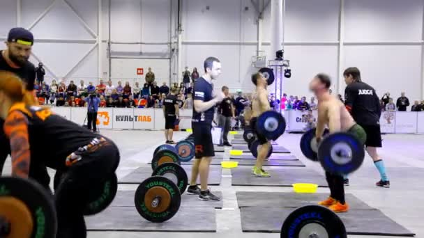 Αθλητές κατά τη διάρκεια του crossfit διεθνούς ανταγωνισμού. — Αρχείο Βίντεο