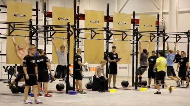Leg raises on the bar during International crossfit competition — Stock Video