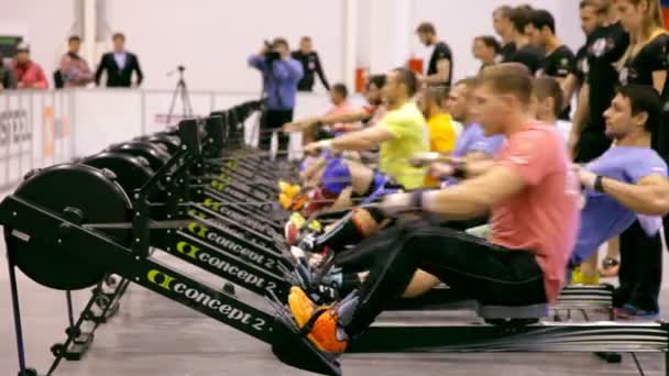 Oidentifierade idrottare under internationella crossfit tävlingen — Stockvideo