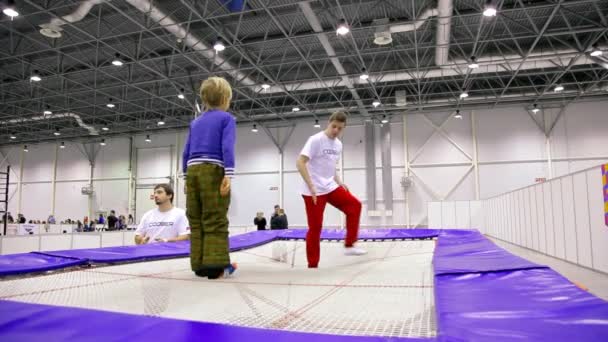 Kleiner Junge trainiert auf Trampolin — Stockvideo