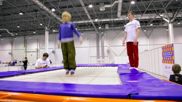 Coach enseigne trampoline enfant . — Video