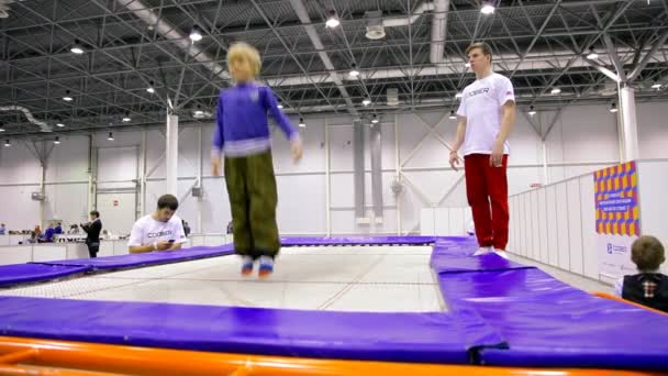 Trainer lehrt Kinder-Trampolin. — Stockvideo