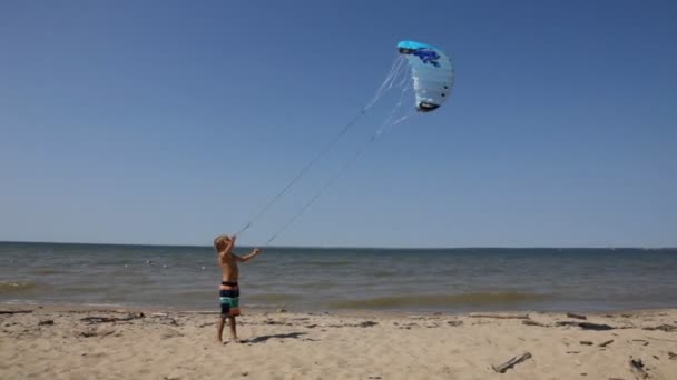 Chlapec praxe kitesurf — Stock video