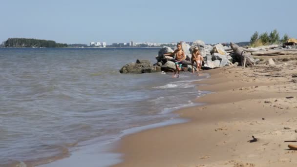 Kleine jongens lopen snel op strand. — Stockvideo