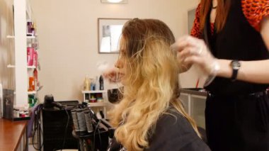 Şevval Özçelik Güzellik kadın müşterinin saç saç boyası uygulama
