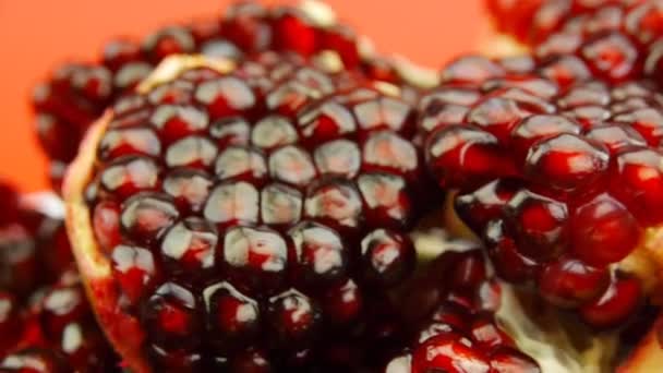 Ripe juicy pomegranate fruit — Stock Video