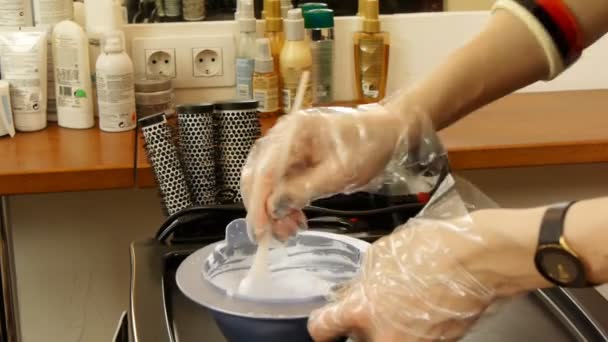 Peluquería tazón de preparación con peróxido para el teñido del cabello — Vídeos de Stock