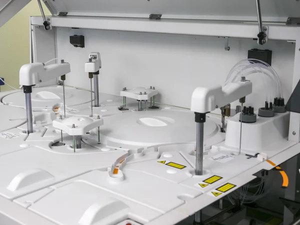 Máquina robótica moderna para la centrifugación de sangre y análisis de orina —  Fotos de Stock