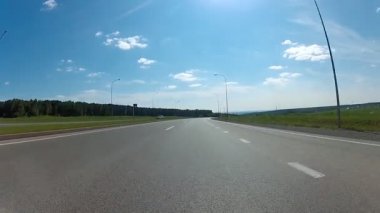 Sibirya'da bir yolda bir araba. Güneşli gün.