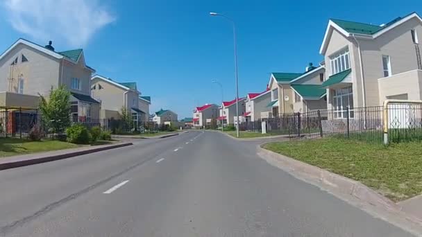 Casas en las afueras de Spring . — Vídeo de stock