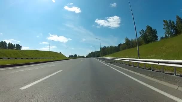 Köra bil på en väg i Sibirien. — Stockvideo