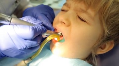 Diş tedavisi diş hekimi klinik ofis prosedürü sırasında çocuk