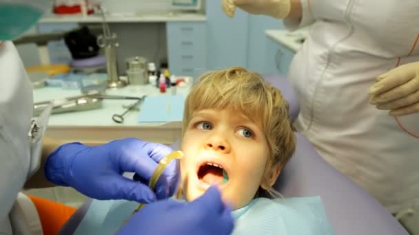 Procedimiento médico odontología niño pequeño — Vídeos de Stock