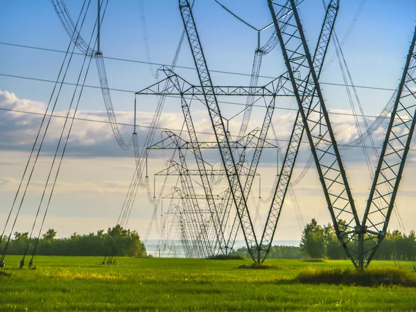 Mástiles de alto voltaje en el campo — Foto de Stock