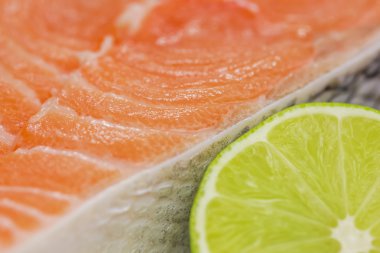 Limonlu taze somon biftek