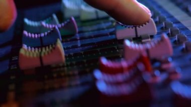 Profesyonel ses karıştırma konsol üzerinde el