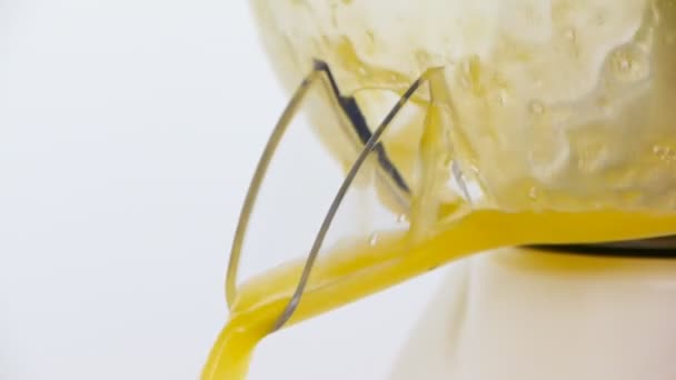 Соковыжималка наливает апельсиновый сок — стоковое видео