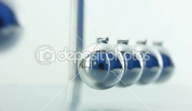 Newton'un beşiği sarkaç yakın çekim.