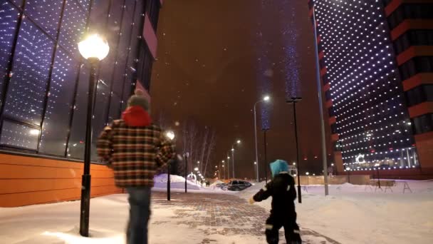 I bambini che corrono per strada vicino al moderno edificio alto . — Video Stock