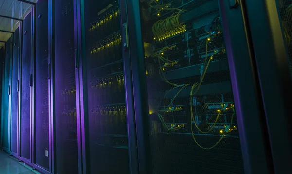 데이터 센터에 있는 네트워크 서버. — 스톡 사진