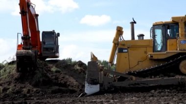 Toprak ve kaya hareketli buldozer traktör çalışıyor.