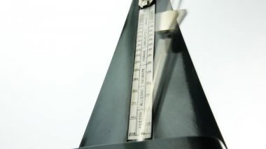 metronom ile salınan sarkaç beyaz arka planı