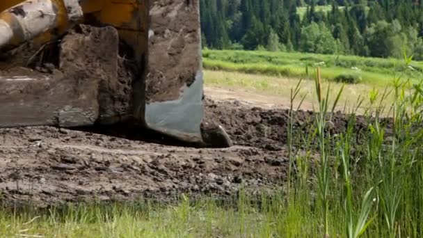 Vista de perto do trator bulldozer e nivelamento do solo — Vídeo de Stock